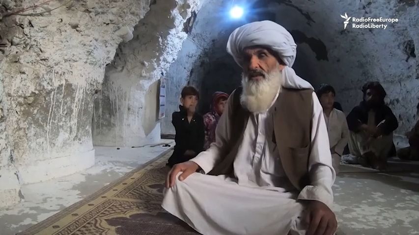Video: Pákistánští uprchlíci se ukrývají před válkou v jeskyních